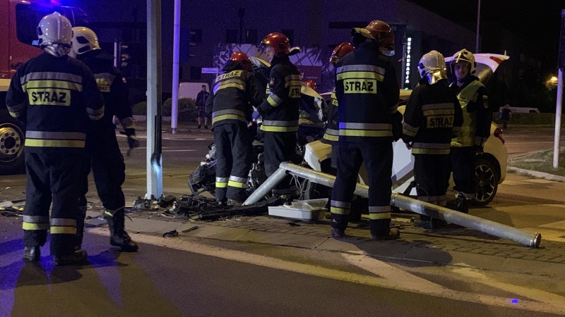 Uderzyła w sygnalizator świetlny