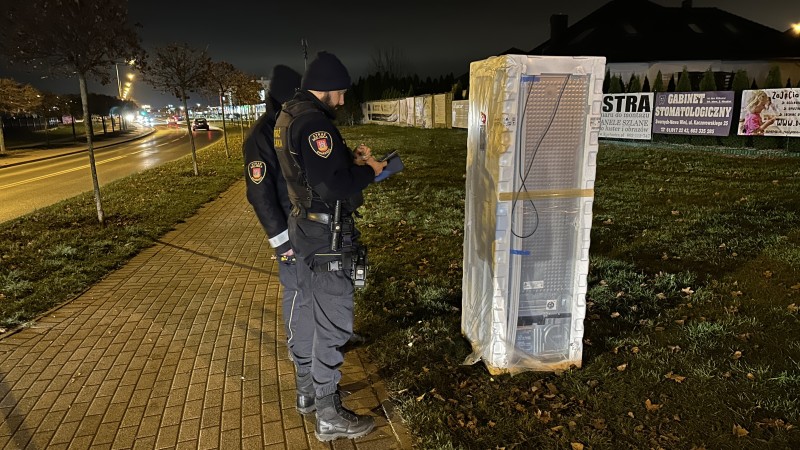 NA SKRZYŻOWANIU LEŻAŁA... LODÓWKA
