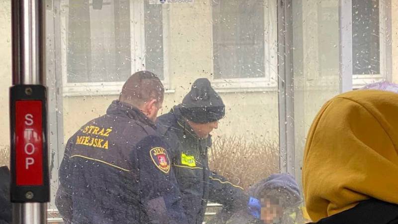 Mógł umrzeć na przystanku 