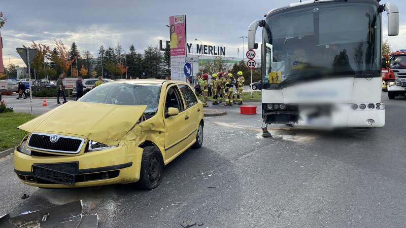 Zderzenie osobówki z autokarem