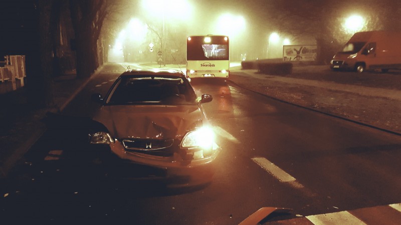 ZDERZENIE OSOBÓWKI Z AUTOBUSEM