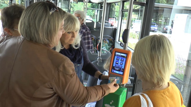 SENIORZY OSWAJALI SIĘ Z KARTĄ PEKA